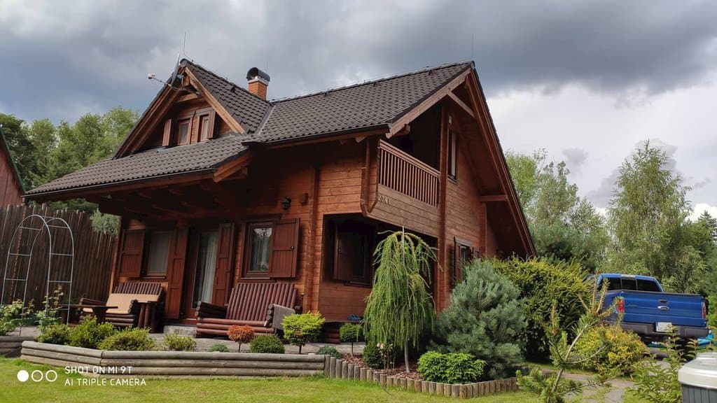 Ferienhaus s bazénom a domčekom na strome im Sommer