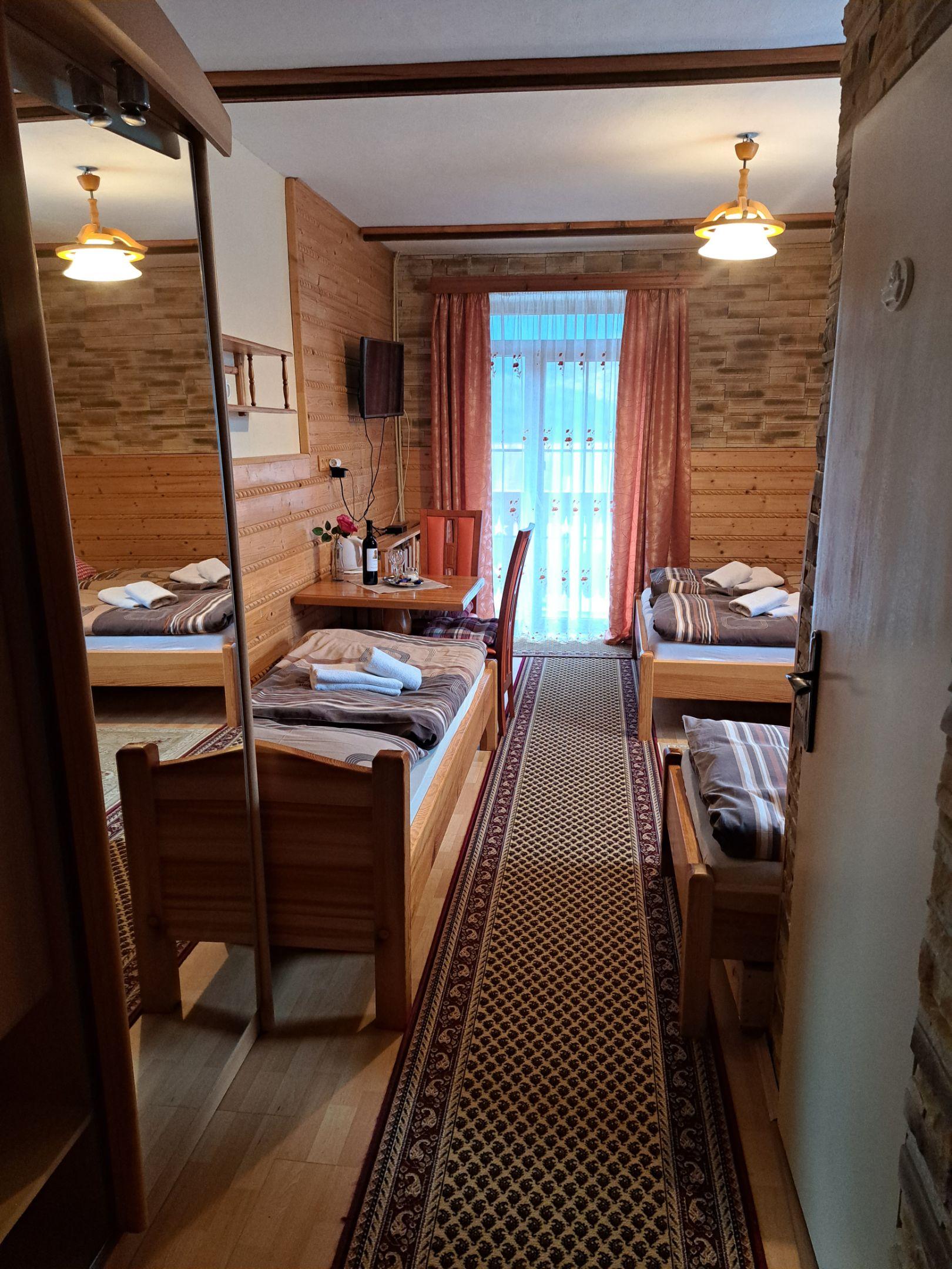 Štvorlôžková izba s balkónom Čtyřlůžkový pokoj - Penzion Havran