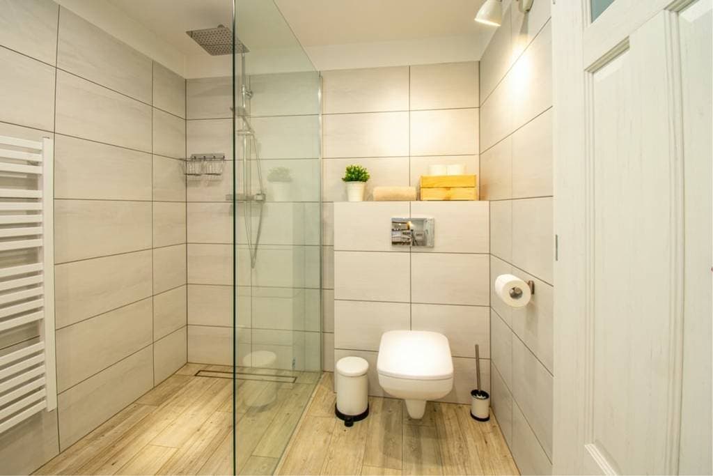Prízemie  - WC + Kúpeľna - Chata Ester Oravská Priehrada