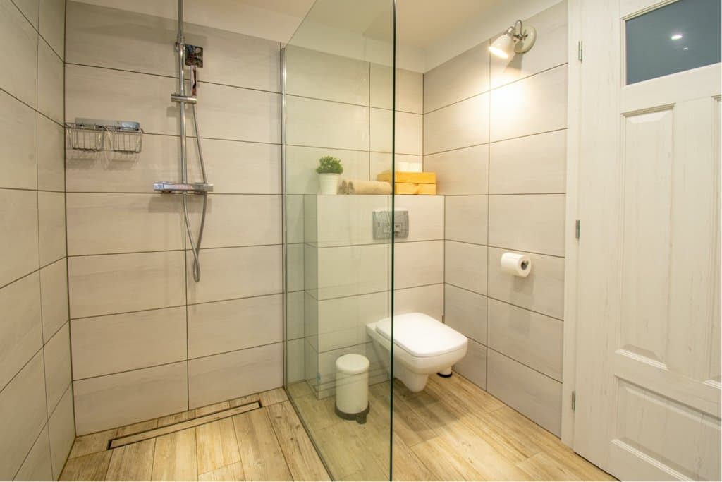 Prízemie  - WC + Kúpeľna - Chata Ester Oravská Priehrada