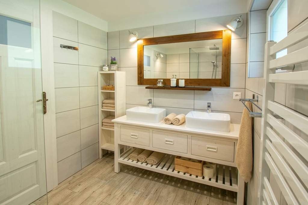 Prízemie  - WC + Kúpeľna - Chata Ester Oravská Priehrada