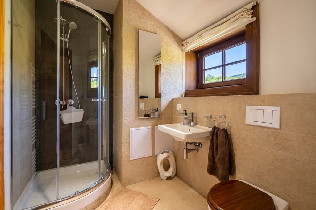 Kúpeľňu so sprchovým kútom majú 3 apartmány. 2 ich majú s vaňou - Wellness Domek drewniany Zuberec