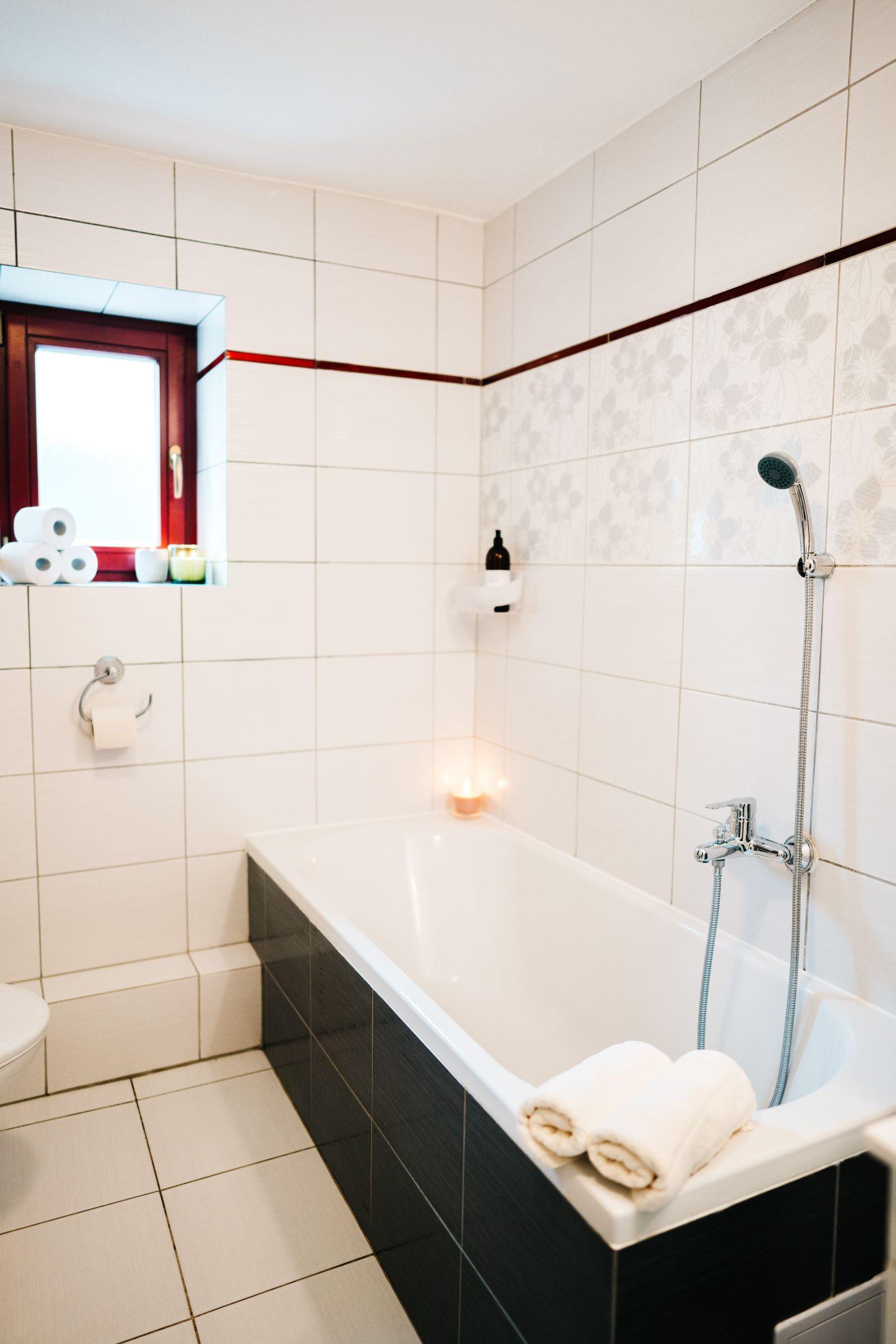 Kúpeľna s vaňou, sušičom na vlasy a Baltic Home Spa prípravkami - KAPINA - Dom Jasná