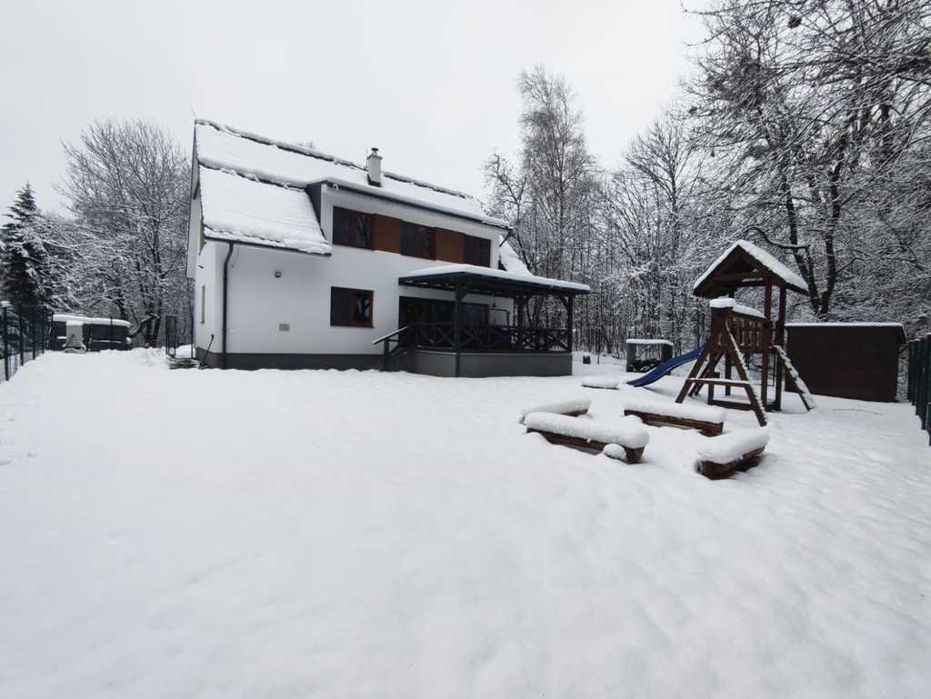 Házikó Barborka pod Sitnom télen