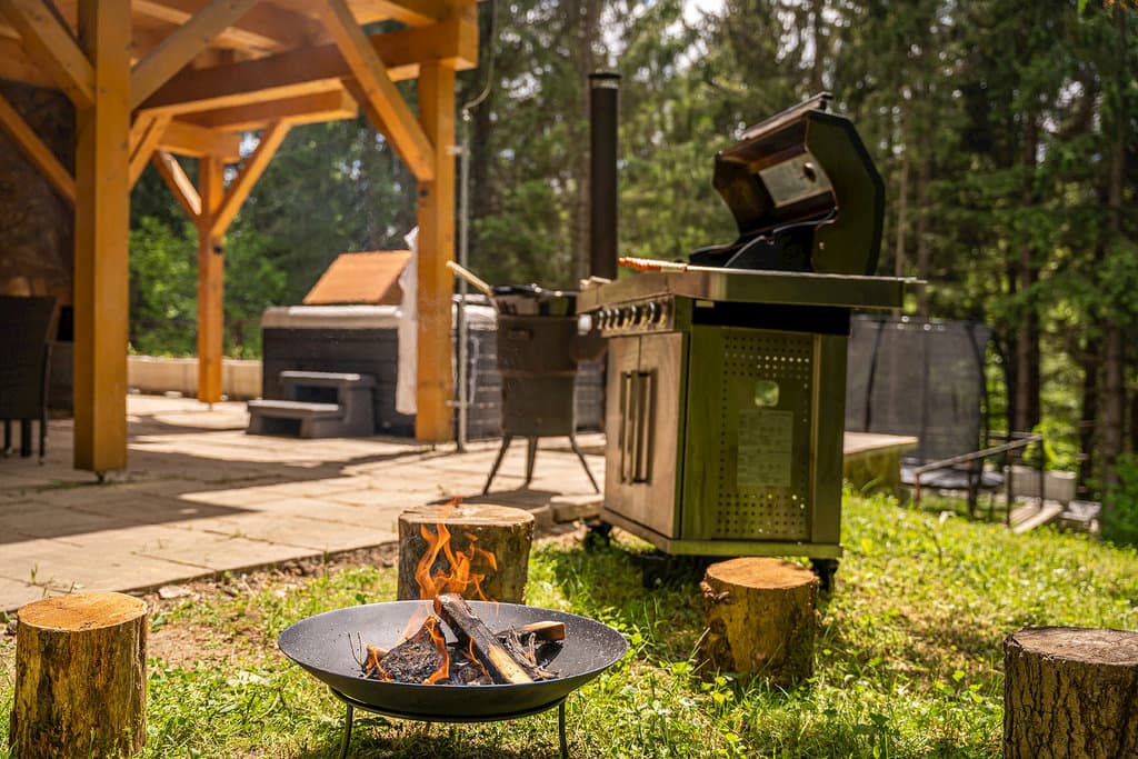 Plynový gril + ohnisko + kotlík 20l - Wellness Drevenica Tále s biliardom