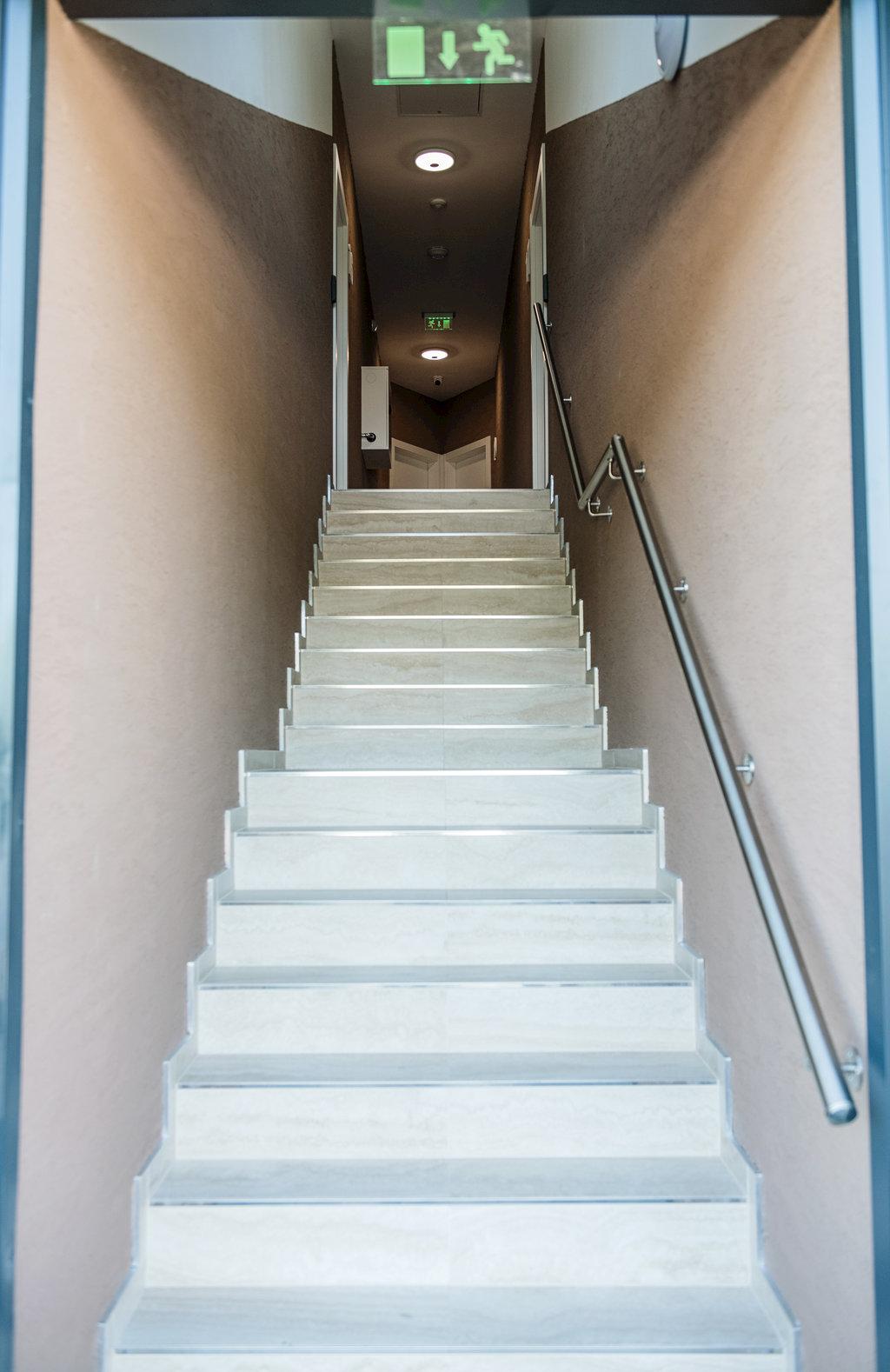 schodište na poschodie k apartmánom EXCLUSIVE - SEASON APARTMENTS