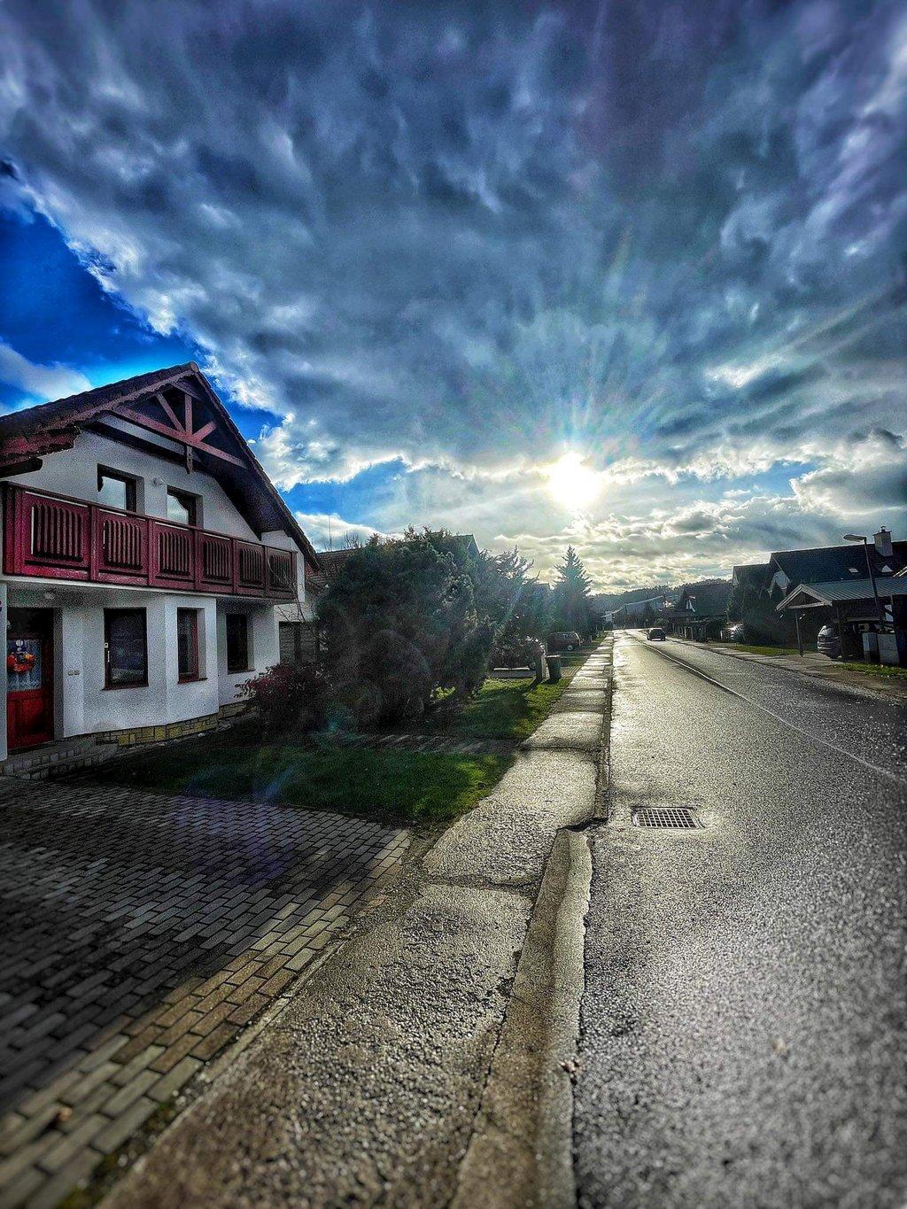 V celej obci je nový asfalt.. nezabudnite si kočiky, bicykle či odrážadlá 👍🙂 - KAPINA - Dom Adrián