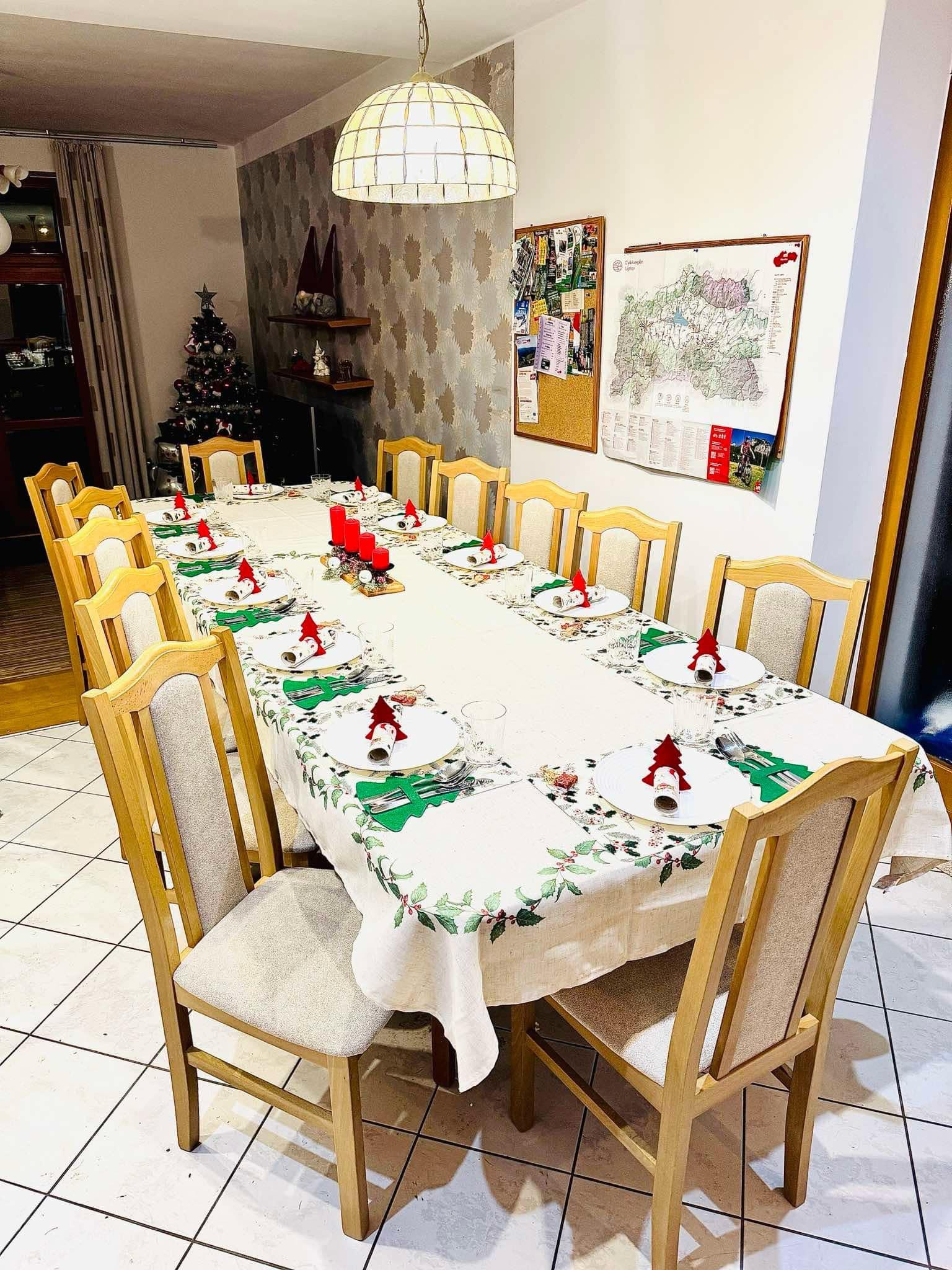 Štedrovečerný stôl pre 12 ľudí. - KAPINA - Dom Adrián