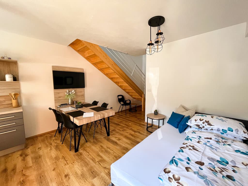 Obývací pokoj s rozkládací sedací soupravou pro 2 osoby - Apartamenty Koněvova Mikulov