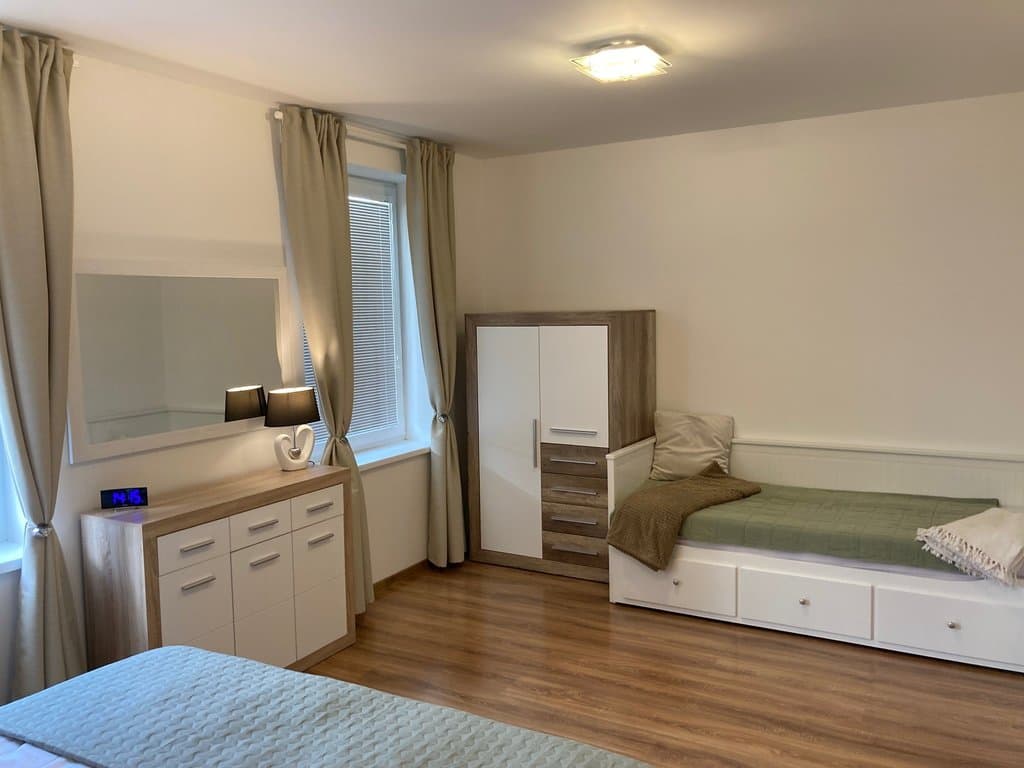 Apartmán č.1  a 4 - veľká spálňa - manželská posteľ a rozkladacie lôžko - Apartmány Rubin Nesvady