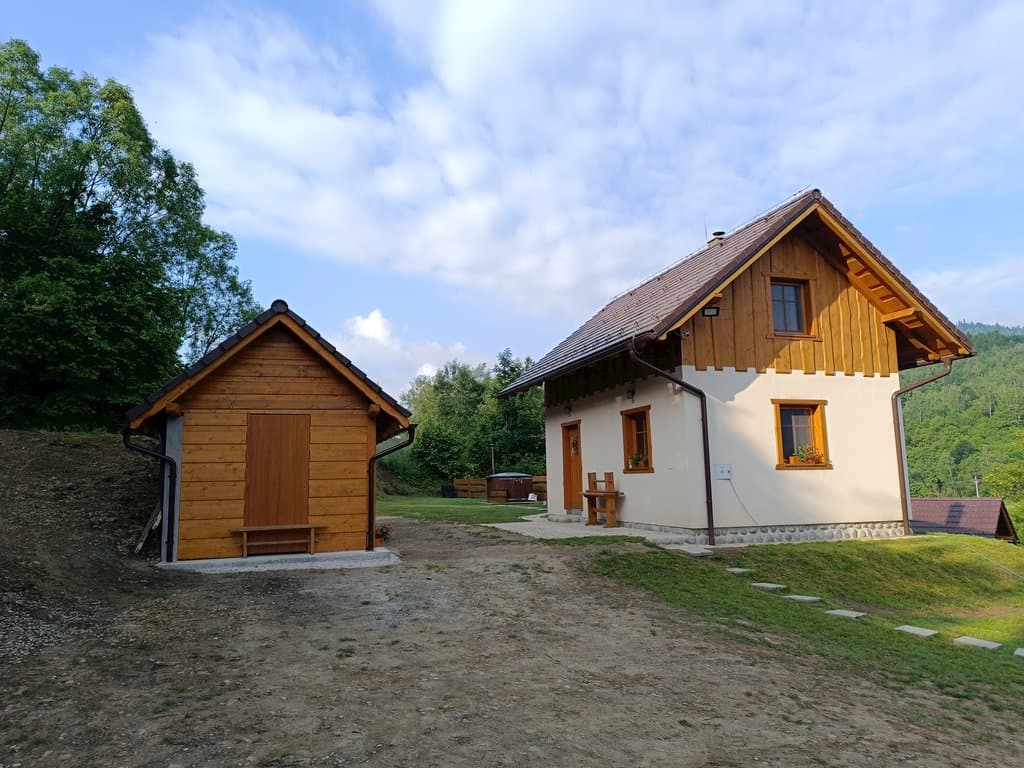 Horná chata s Altánkom a malým skladom - Chaty u Bratríkov v Haligovciach