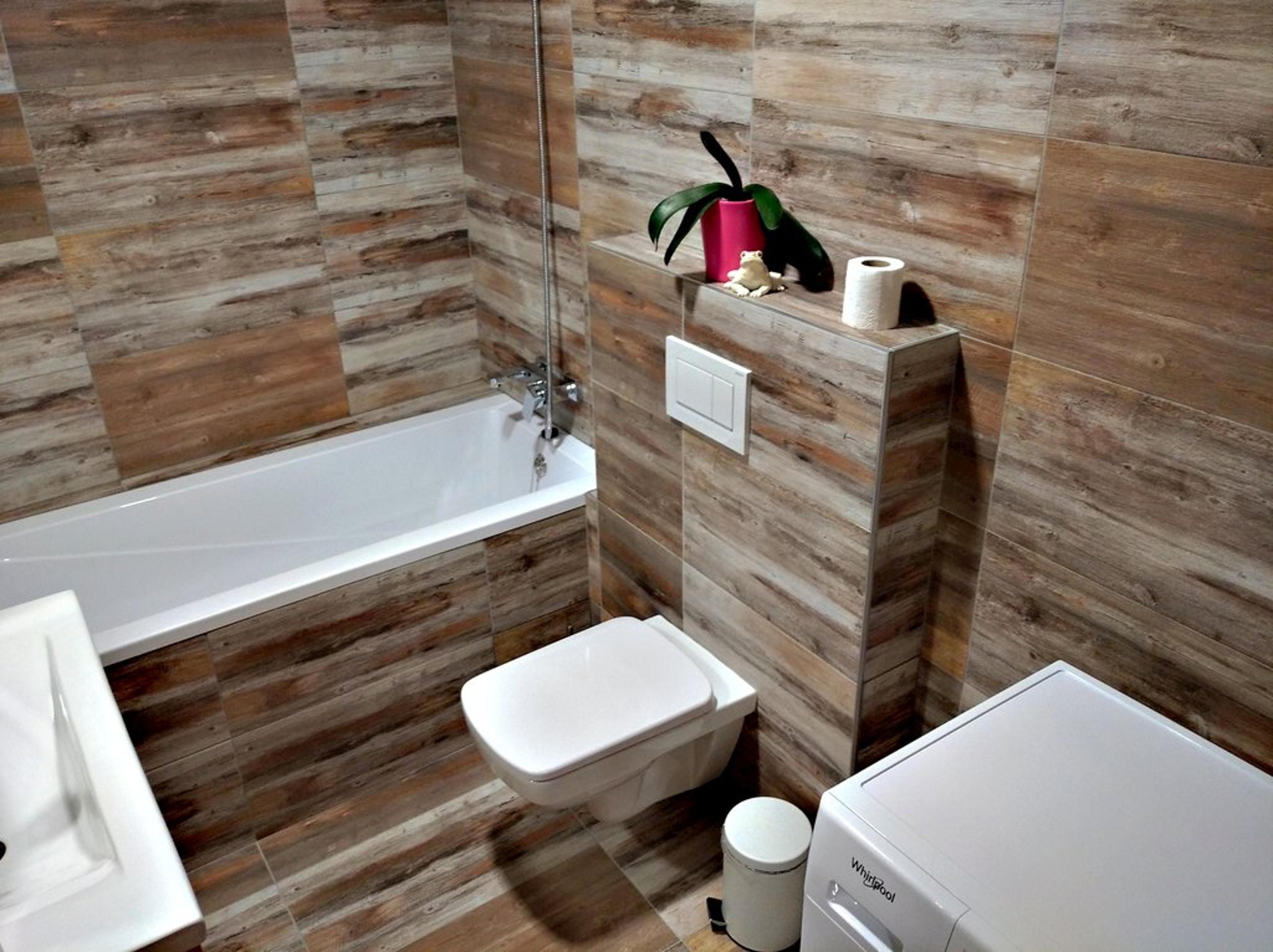 Kúpeľňa s vaňou a WC - Ubytovanie na Odborárov
