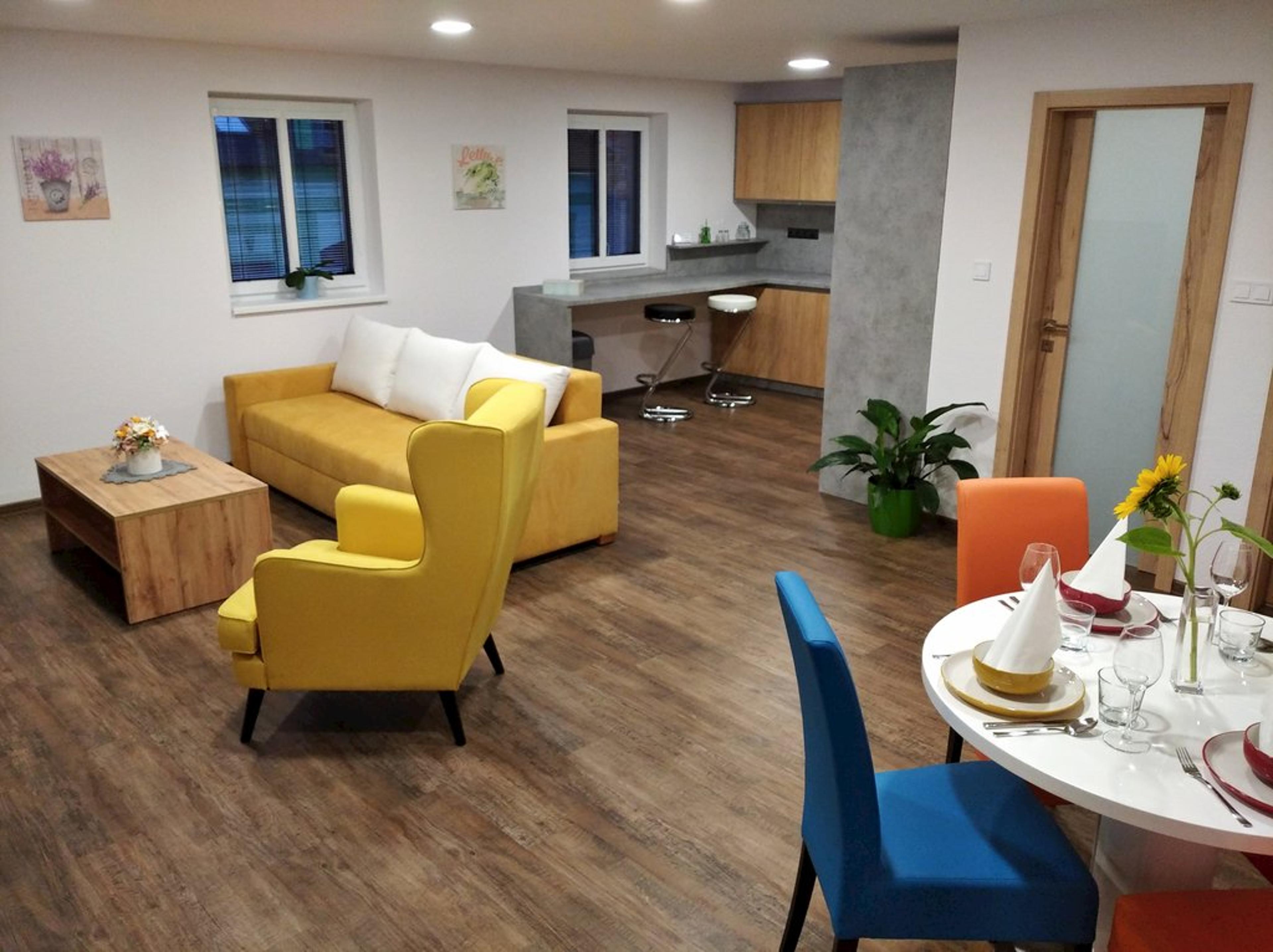 Obývačka spojená s kuchyňou - Ubytovanie na Odborárov