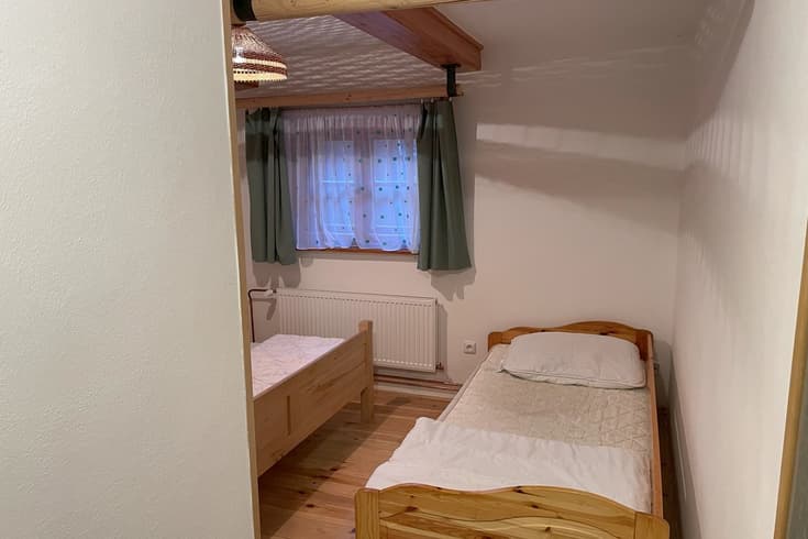 manželská postel v třílůžkovém pokoji č.2 v přízemí - Chalupa u Podskalských