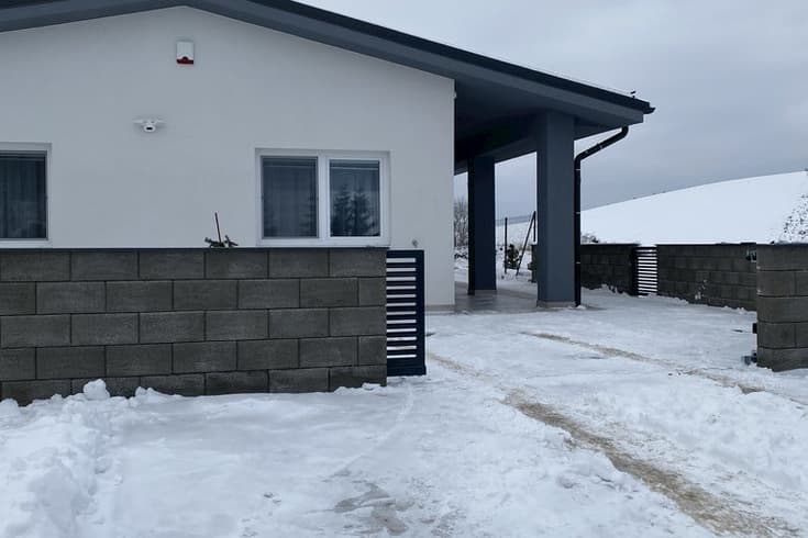 Landhaus na lúke im Winter