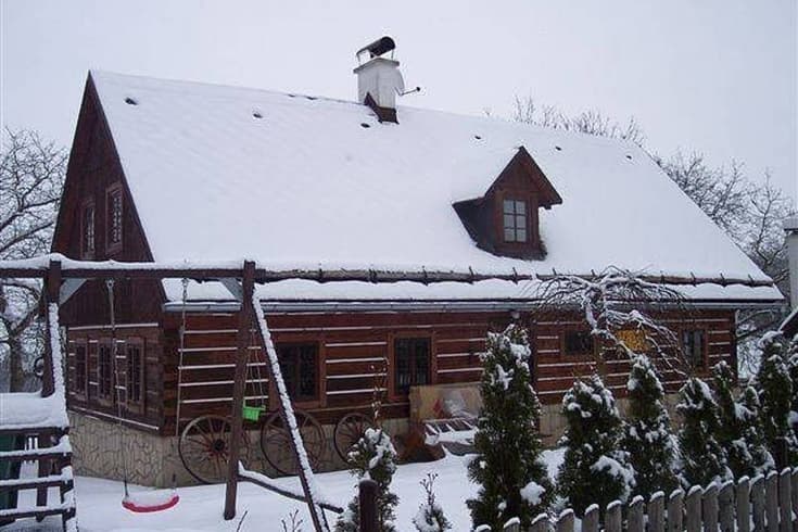 Roubenka Pod Křížem u Rumcajsovy jeskyně v zimě