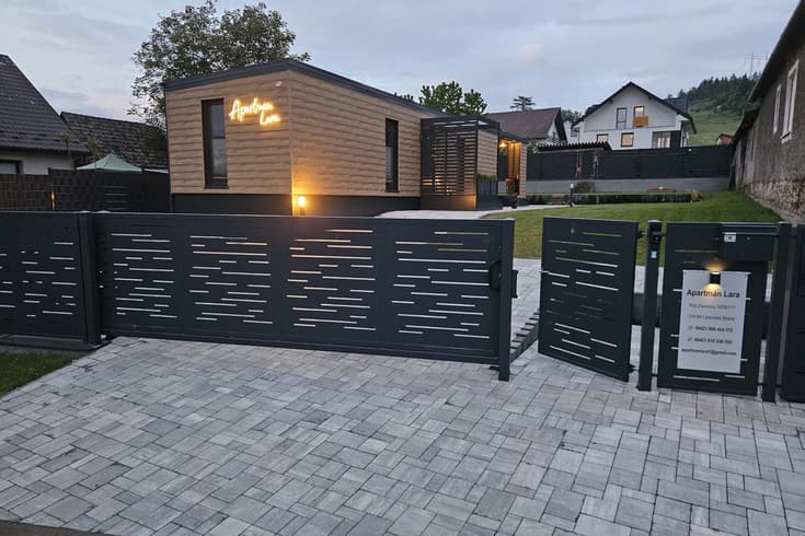 Deluxe Apartman Lara v lete
