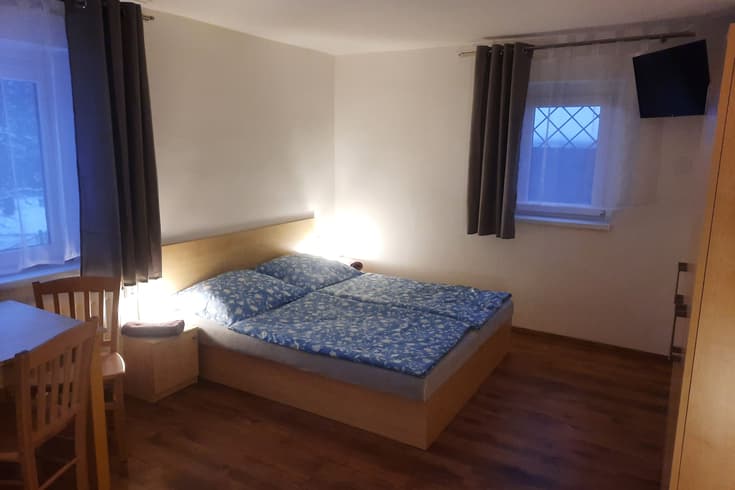 Třílůžkový pokoj č. 4 Třílůžkový pokoj s přistýlkou - Penzion Dlouhý