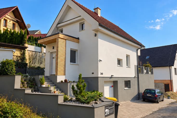 Dom pri jazere Nitrianske Rudno v lete