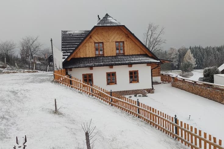 Cottage Pod kopcem in the winter