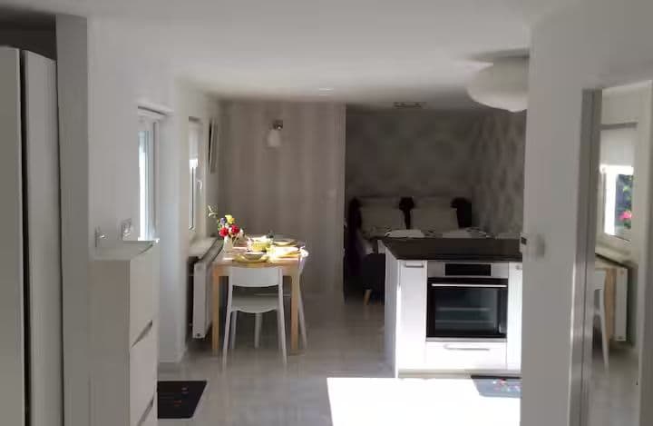 Pokojný dom starej mamy w zimie