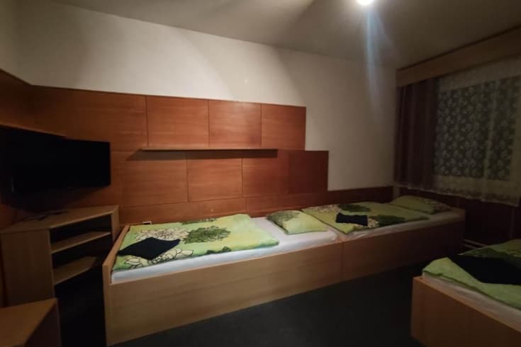 Rodinný pokoj Apartmán s 3 ložnicemi - Hotel a ubytovna Zimní stadion Slaný
