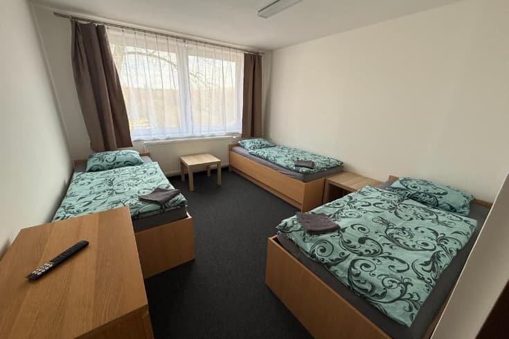 Apartmán se 3 ložnicemi a výhledem Apartmán s 3 ložnicemi - Hotel a ubytovna Zimní stadion Slaný