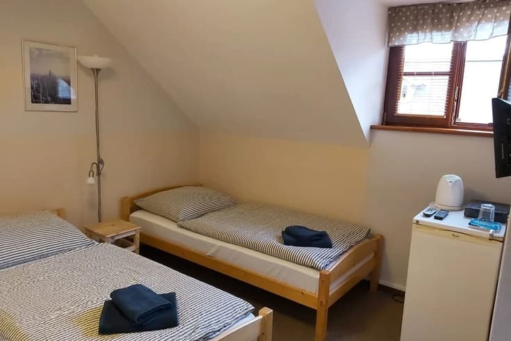 Dvoulůžkový pokoj s oddělenými postelemi a vlastní koupelnou  - Penzion Druhý domov