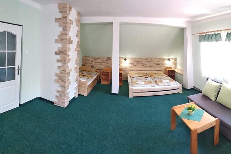 Pětilůžkový pokoj s přistýlkami Pětilůžkový pokoj s 2 přistýlkami - Penzion Bartošova pec