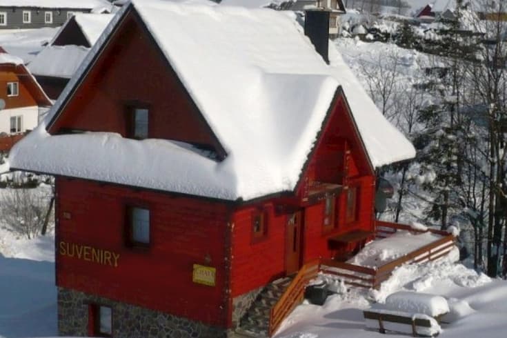 Ferienhaus pri potoku im Winter