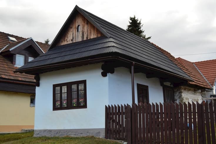 Pôvodná drevenička a Modrý domček v lete