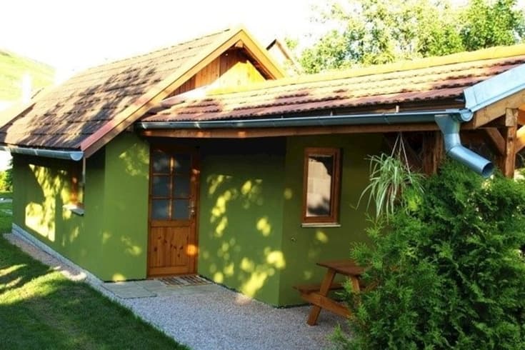 Zelená chalúpka a domček v lete