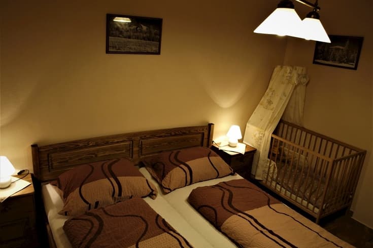 Spálňa pre 2 osoby s detskou postieľkou - Domek Lucka