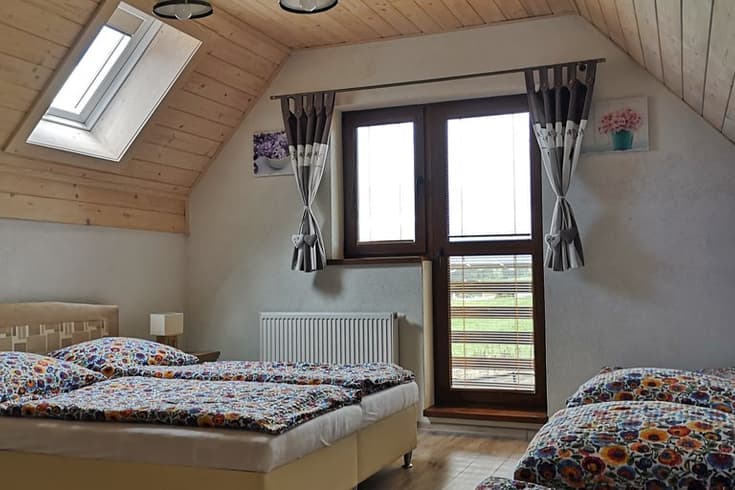izba č. 3 - v tejto izbe je jedna manželská posteľ a dve jednolôžkové postele, drevená postieľka, smart TV - Domek Tatry