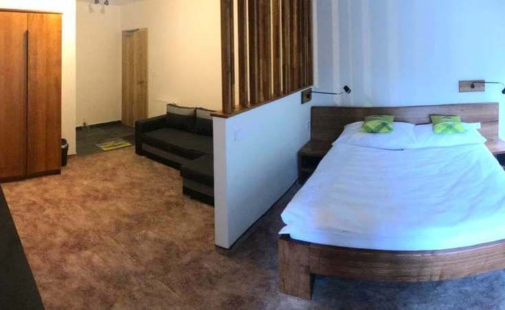 Štúdio Lopušné -pohľad na spanie a obývaciu časť so vstupom - Ferienwohnungen Planina Predná Hora
