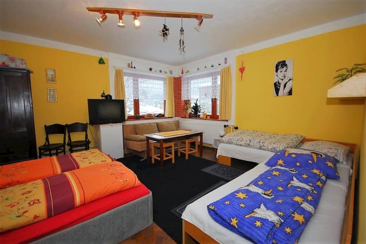 bedroom 2   1  1   1, TV sat , ladnička, umývadlo - Privát Henry