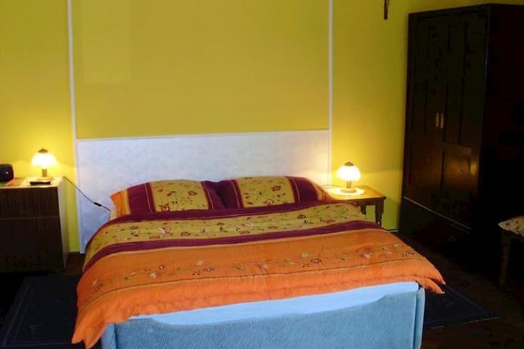 bedroom 2   1  1   1, TV sat , ladnička, umývadlo - Privát Henry