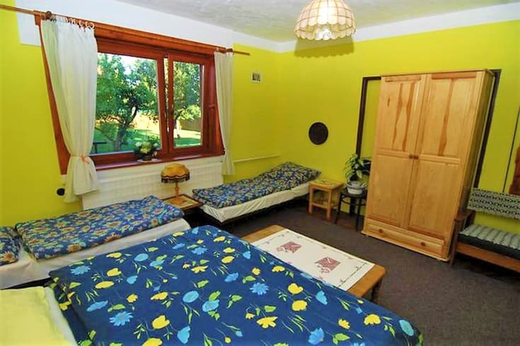 bedroom 2   3 , ladnička, umývadlo - Privát Henry