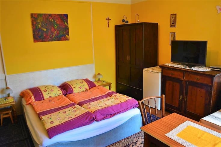 bedroom 2   1  1   1, TV sat , ladnička, umývadlo - Privát Henry