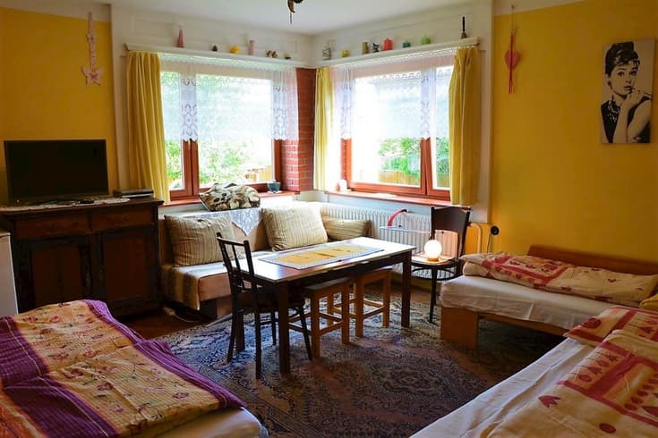 bedroom 2   1  1   1, TV sat , ladnička, umývadlo - Privát Henry