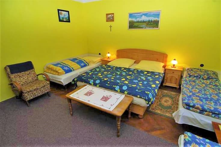 bedroom 2   3 , ladnička, umývadlo - Privát Henry