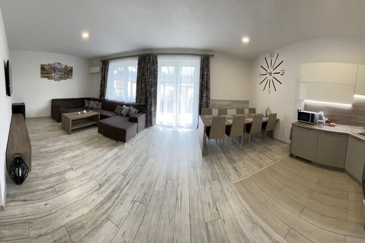 Spoločenská miestnosť s kuchyňou a jedálňou - Ferienwohnung Pod Klinom