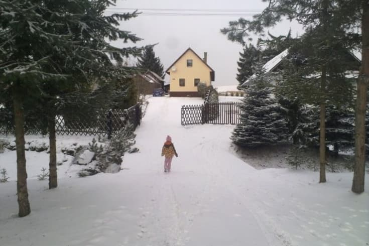 Útulná landhaus za potokom im Winter