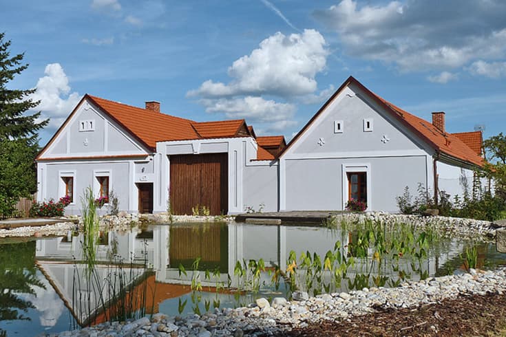 Selské stavení Dunajovice v létě