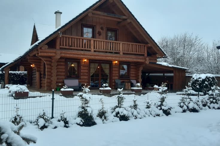 Zrubový rekreačný dom v zime