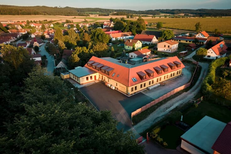 Penzion a restaurace Zlatovláska u zámku Červená Lhota v zimě