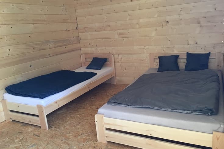 Chata s manželskou a samostatnou postelí Trojlôžková izba - Ranč Vápenka