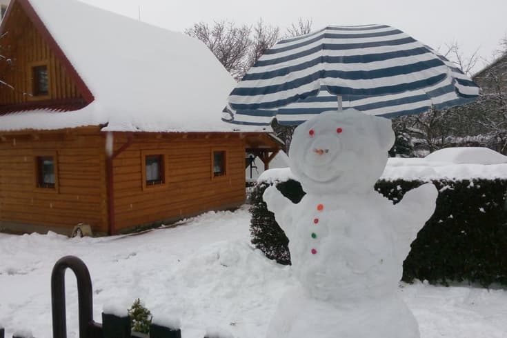 Roubená chata v Zašové v zimě