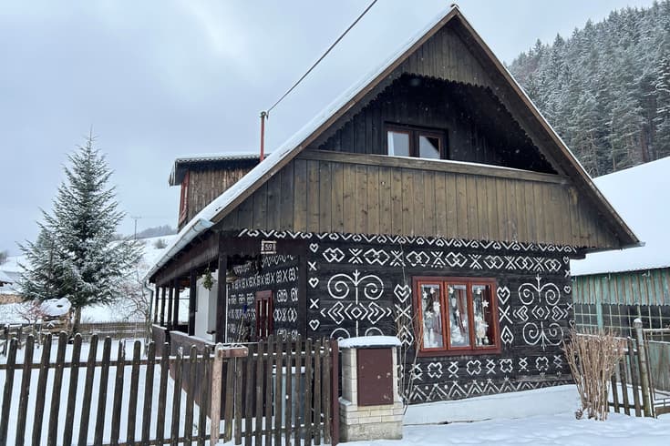 Čičmanská roubenka v zimě