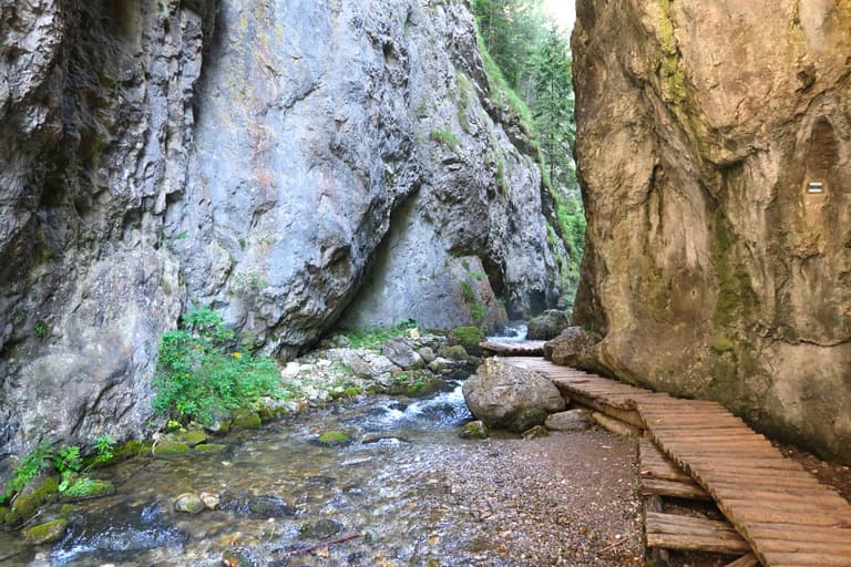 Turistické chodníky a cyklotrasy na Slovensku
